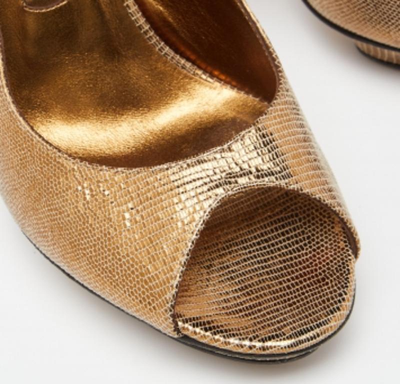 Gina - Sandali in pelle con piattaforma Peep Toe Slingback in oro con effetto lucertola - misura 39 In condizioni buone in vendita a Dubai, Al Qouz 2
