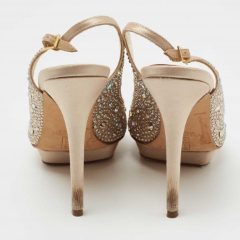 Gina Sandales à bride arrière ornées de cristaux en satin doré taille 38 Pour femmes en vente