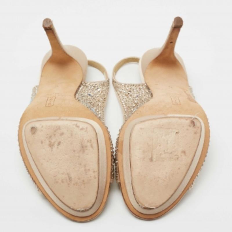 Gina Sandales à bride arrière ornées de cristaux en satin doré taille 38 en vente 1