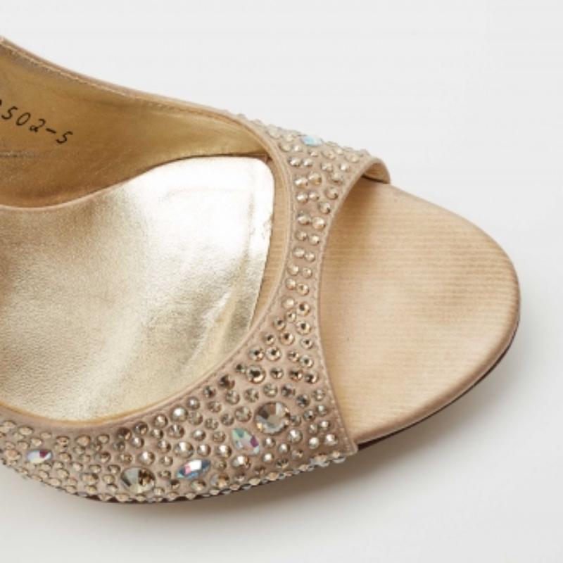 Gina Sandales à bride arrière ornées de cristaux en satin doré taille 38 en vente 2