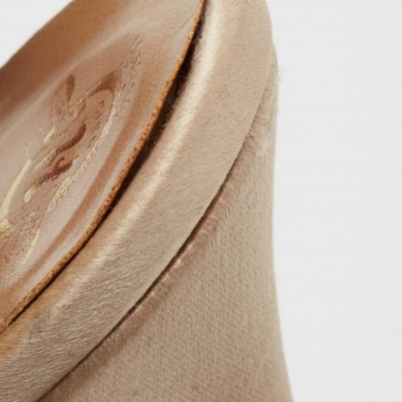 Gina Sandales à bride arrière ornées de cristaux en satin doré taille 38 en vente 4