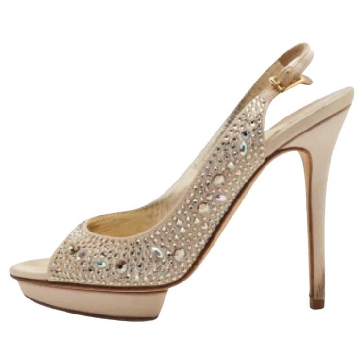 Gina Sandales à bride arrière ornées de cristaux en satin doré taille 38 en vente