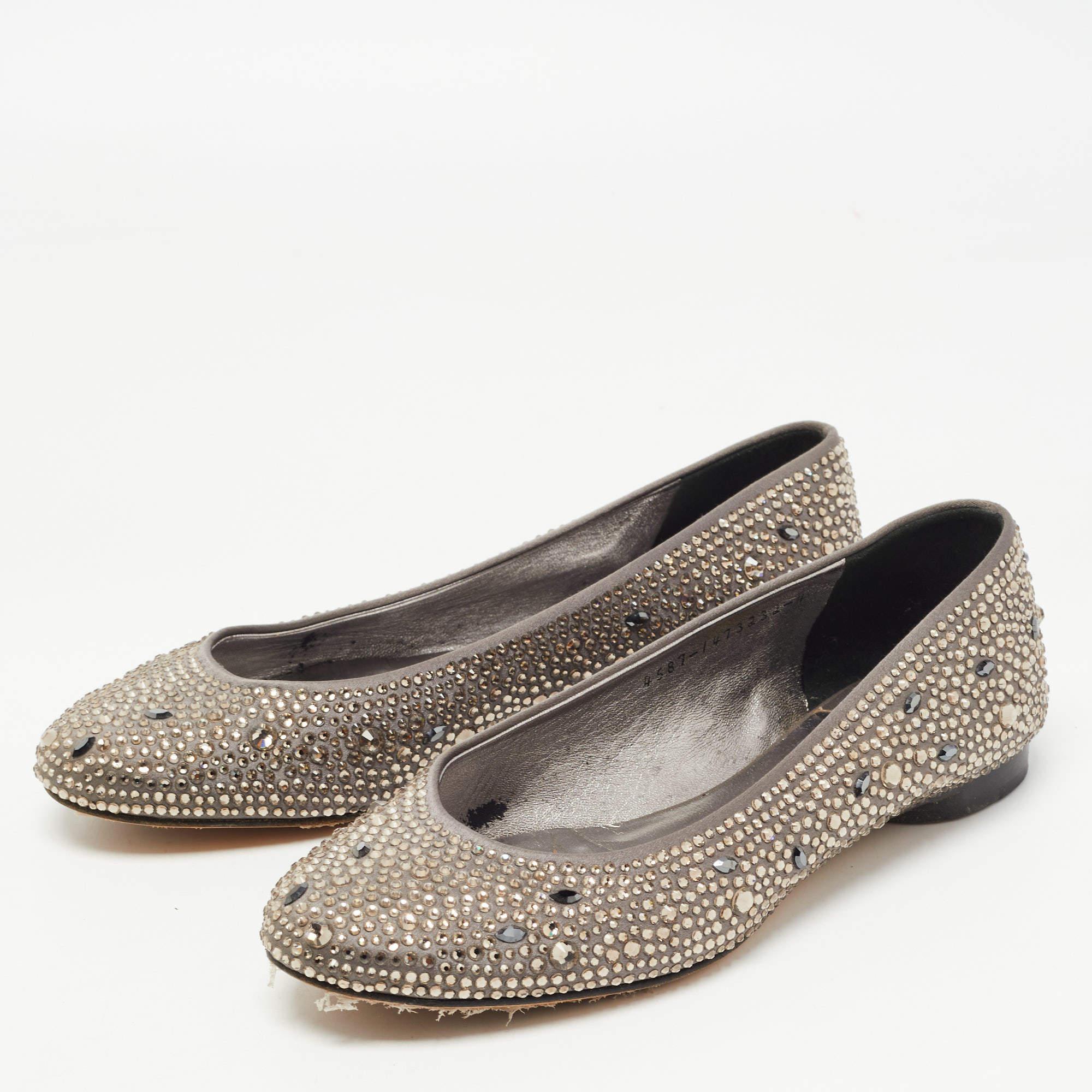 Complete your look by adding these designer ballet flats to your collection of everyday footwear. They are crafted skilfully to grant the perfect fit and style.