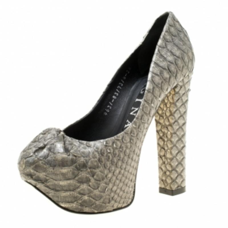 Stolzieren Sie stilvoll und blenden Sie die Menge mit diesen grauen Claire Pumps von Gina! Diese wunderschönen Pumps sind aus Pythonleder gefertigt und mit einer Kapuze auf dem Vorderblatt versehen. Sie sind mit bequemen, ledergefütterten