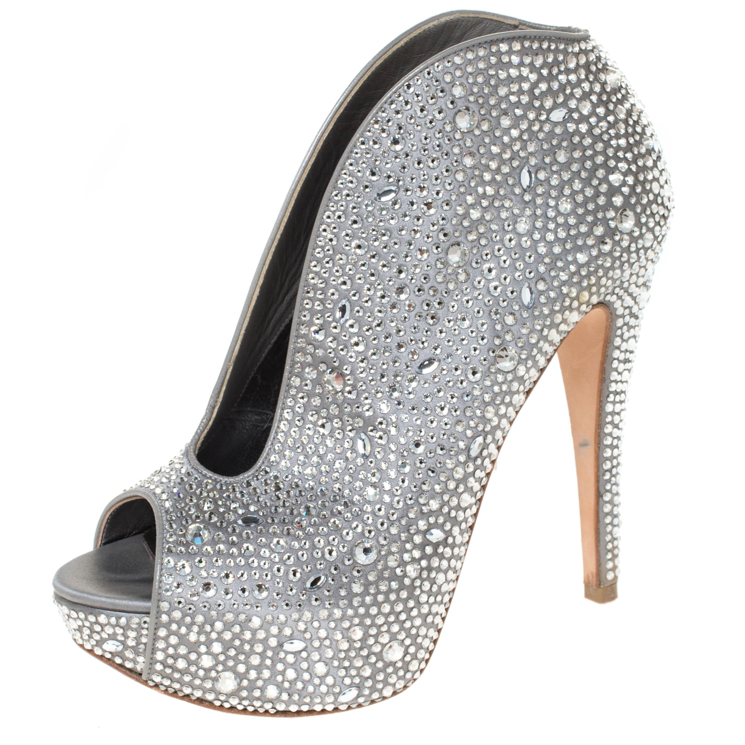 This pair of Calamity boots from Gina features fine designing and exquisite craftsmanship. Work your magic while donning this pair made from satin and decorated with crystal all over. In a remarkable shade of grey, this pair is sure to turn heads in