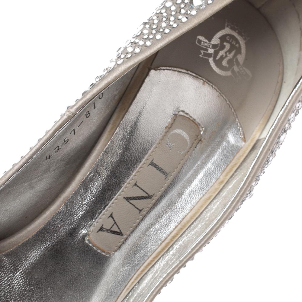 Gina Grey Satin Crystal Embellished Peep Toe Platform Pumps Size 38.5 In Fair Condition In Dubai, Al Qouz 2