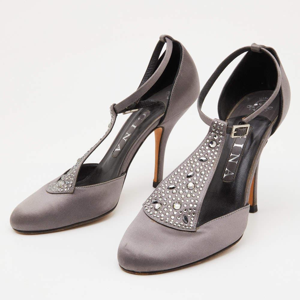 Make a chic style statement with these designer pumps. They showcase sturdy heels and durable soles  perfect for your fashionable outings