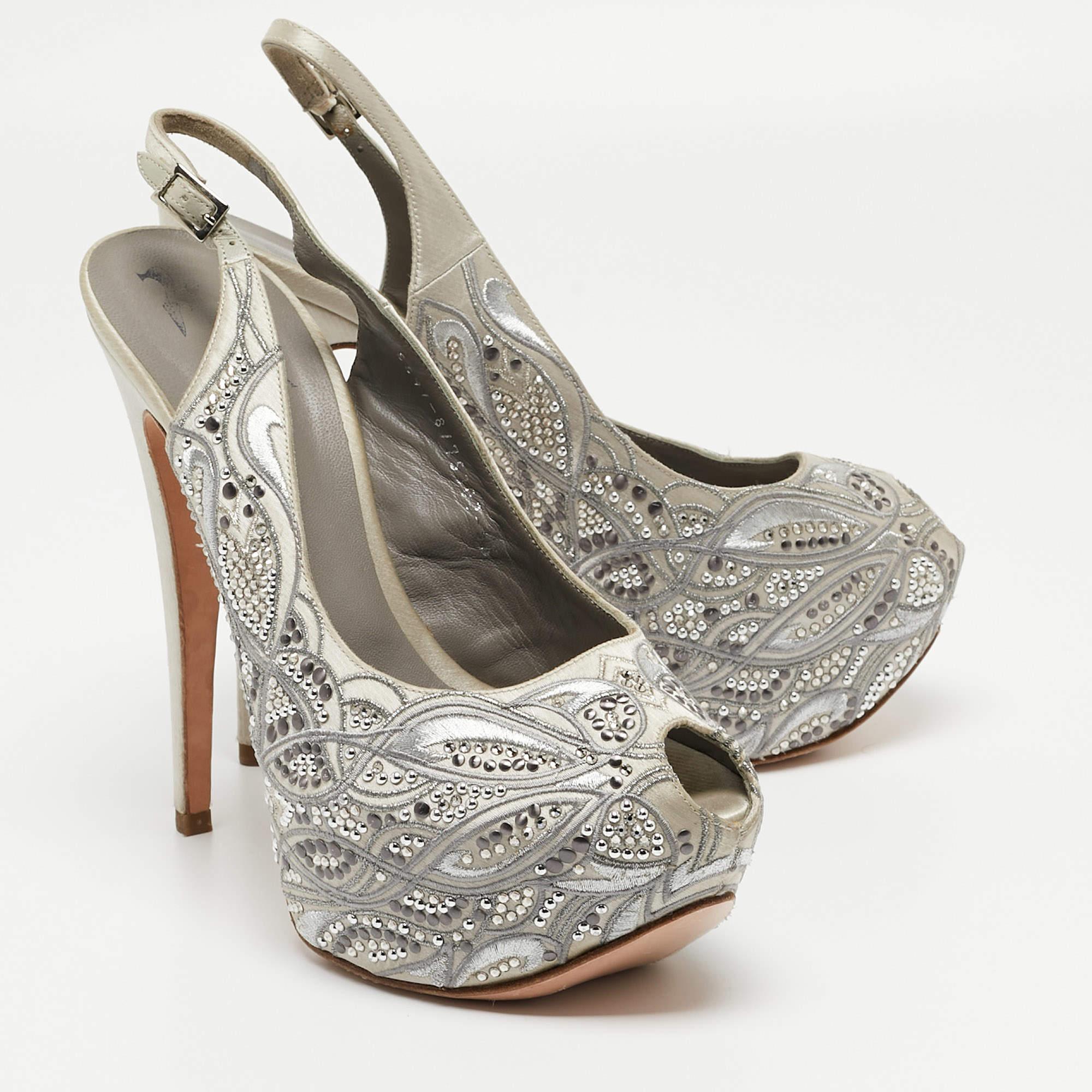 Gina - Sandali con plateau in raso grigio impreziositi Taglia 39,5 In condizioni buone in vendita a Dubai, Al Qouz 2