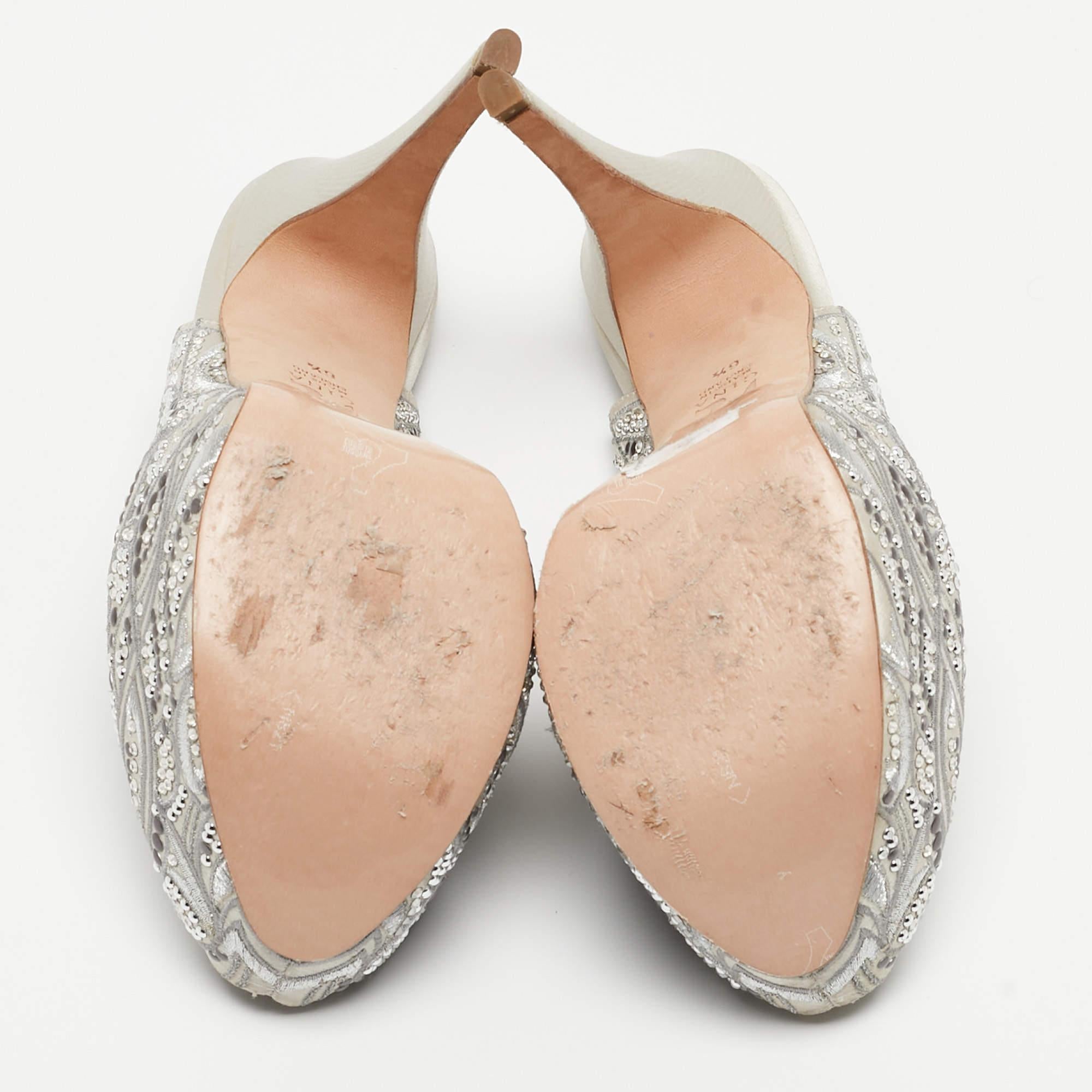 Gina - Sandali con plateau in raso grigio impreziositi Taglia 39,5 in vendita 1