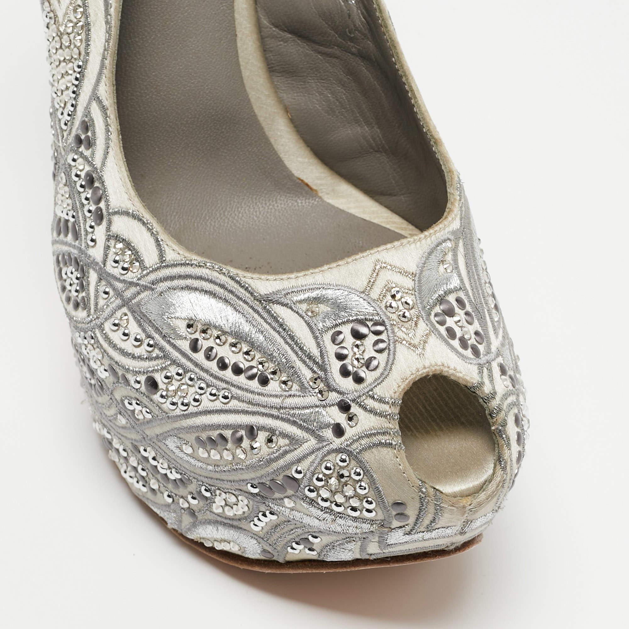Gina - Sandali con plateau in raso grigio impreziositi Taglia 39,5 in vendita 2