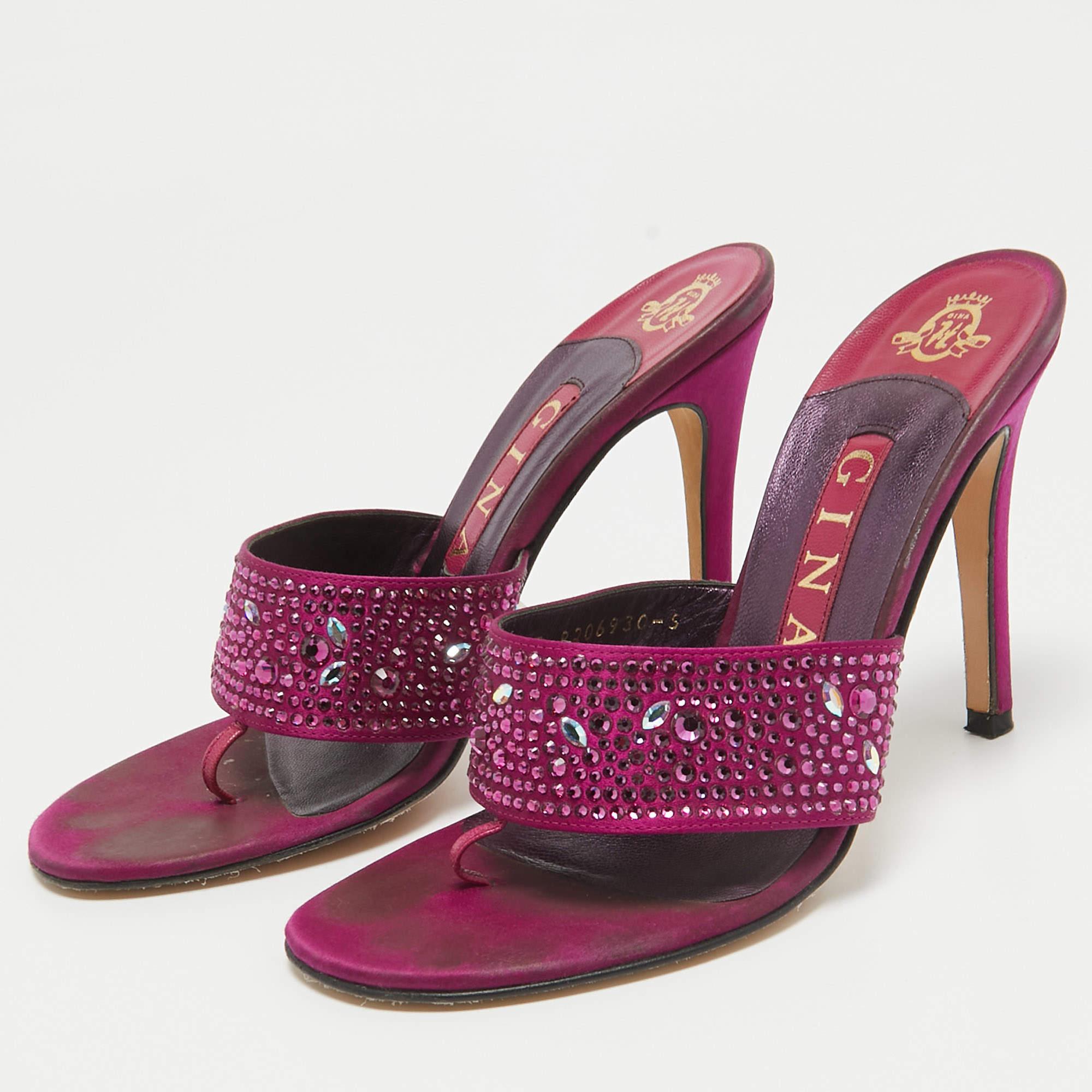 Aggiungi un tocco di brillantezza al tuo look da sera con queste diapositive Gina. Realizzato in raso rosa  hanno un cinturino sul davanti impreziosito da cristalli ipnotici. Le solette sono foderate in pelle e il paio è completo di tacco alto 10 cm.