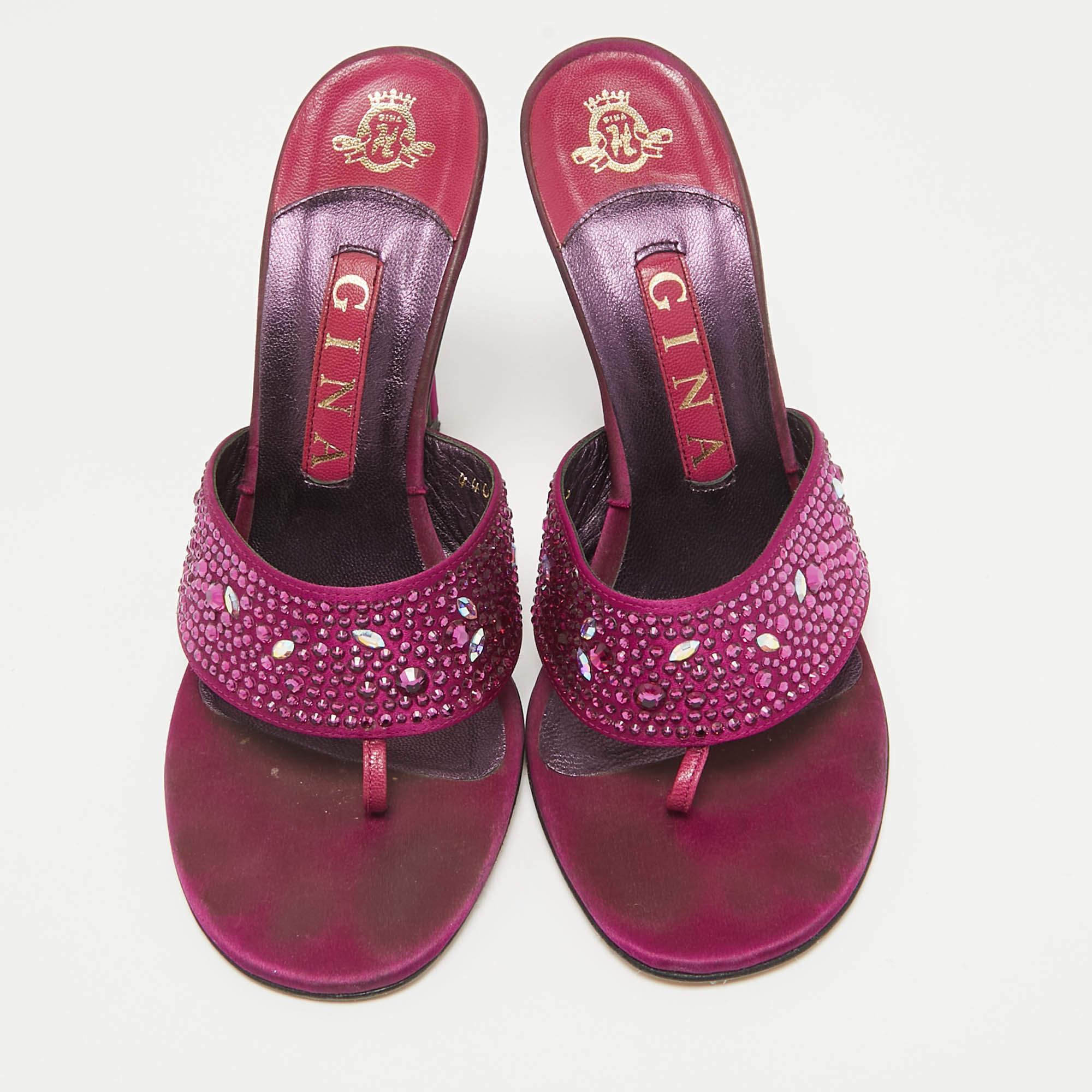 Gina - Rosa Magenta, raso e cristalli, sandali diapositive taglia 38 In condizioni buone in vendita a Dubai, Al Qouz 2