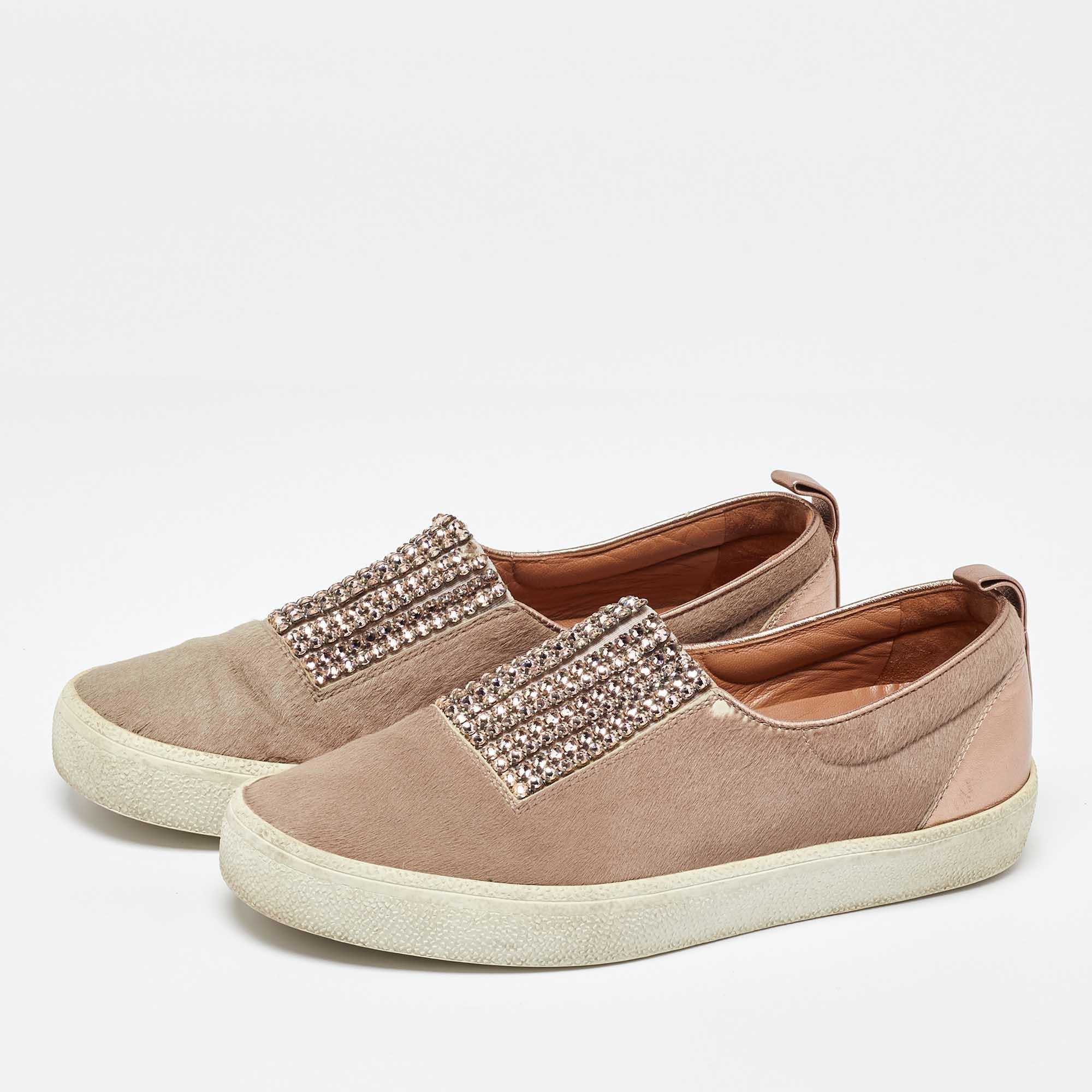 Eleva il tuo gioco di calzature con queste sneakers di design. Combinando estetica di alto livello e comfort ineguagliabile, queste sneakers sono un simbolo del lusso moderno e del gusto impeccabile.