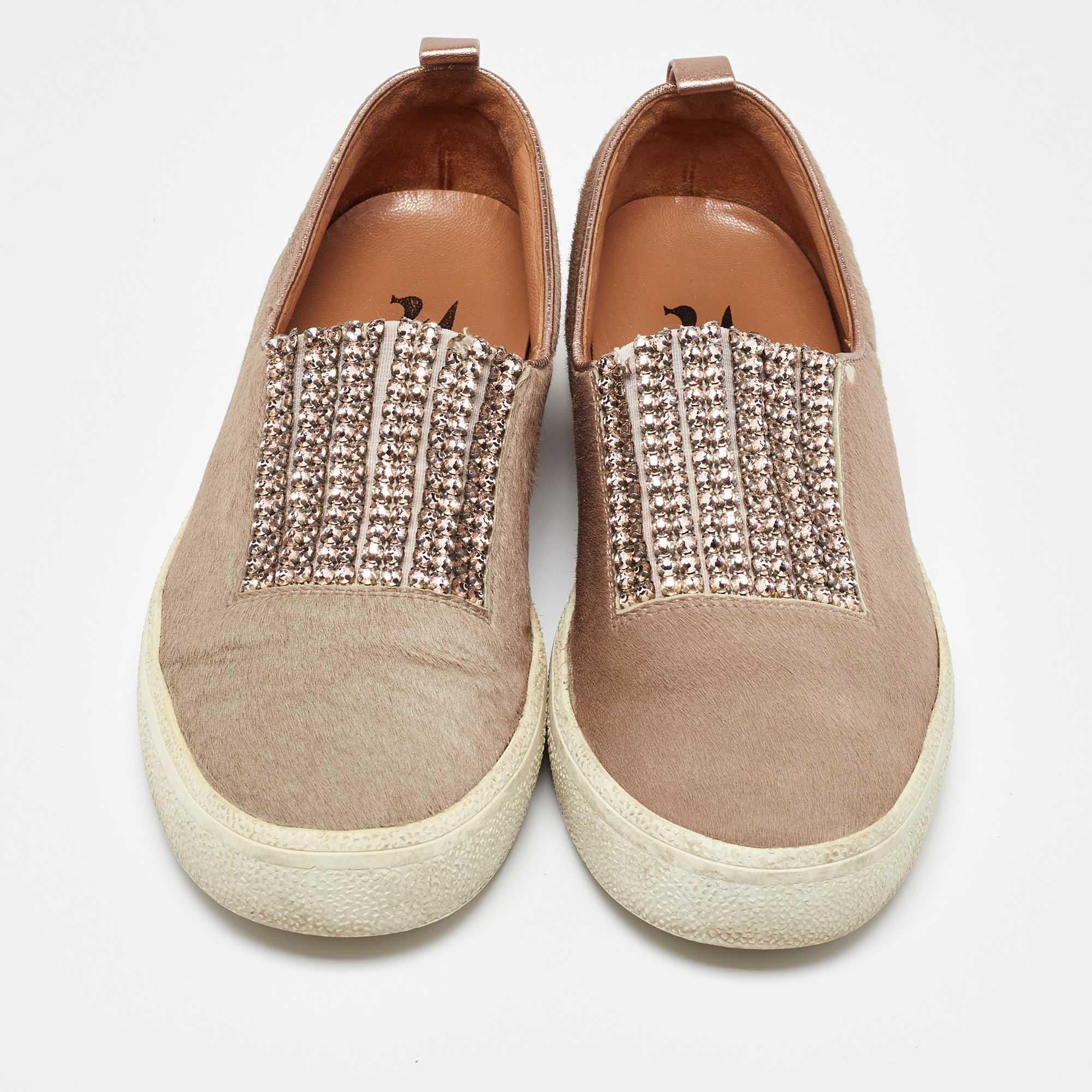 Beige Gina Metallic Calf Hair Leather Crystal Embellished Slip On Sneakers Taglia 37 in vendita