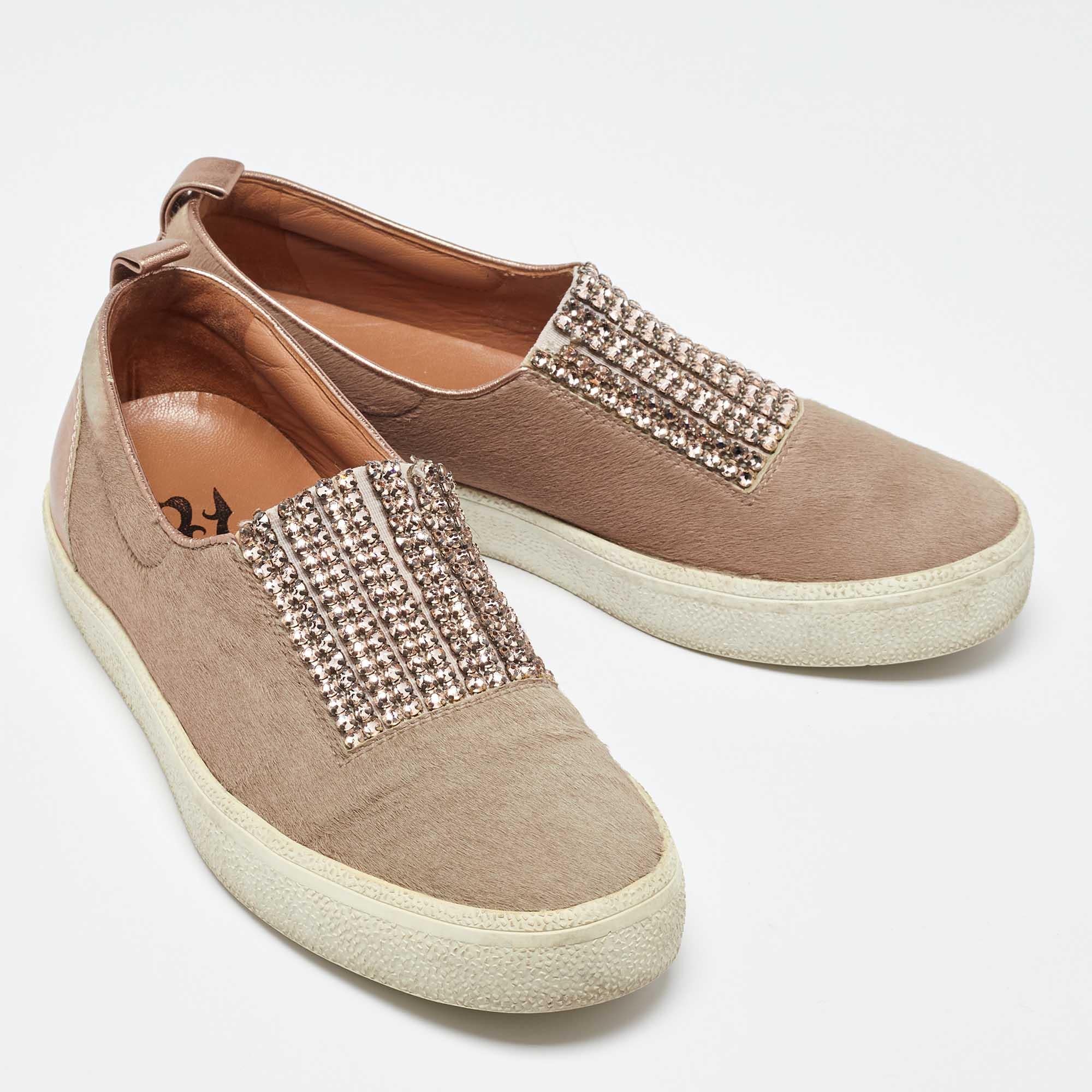 Gina Metallic Calf Hair Leather Crystal Embellished Slip On Sneakers Taglia 37 In condizioni buone in vendita a Dubai, Al Qouz 2