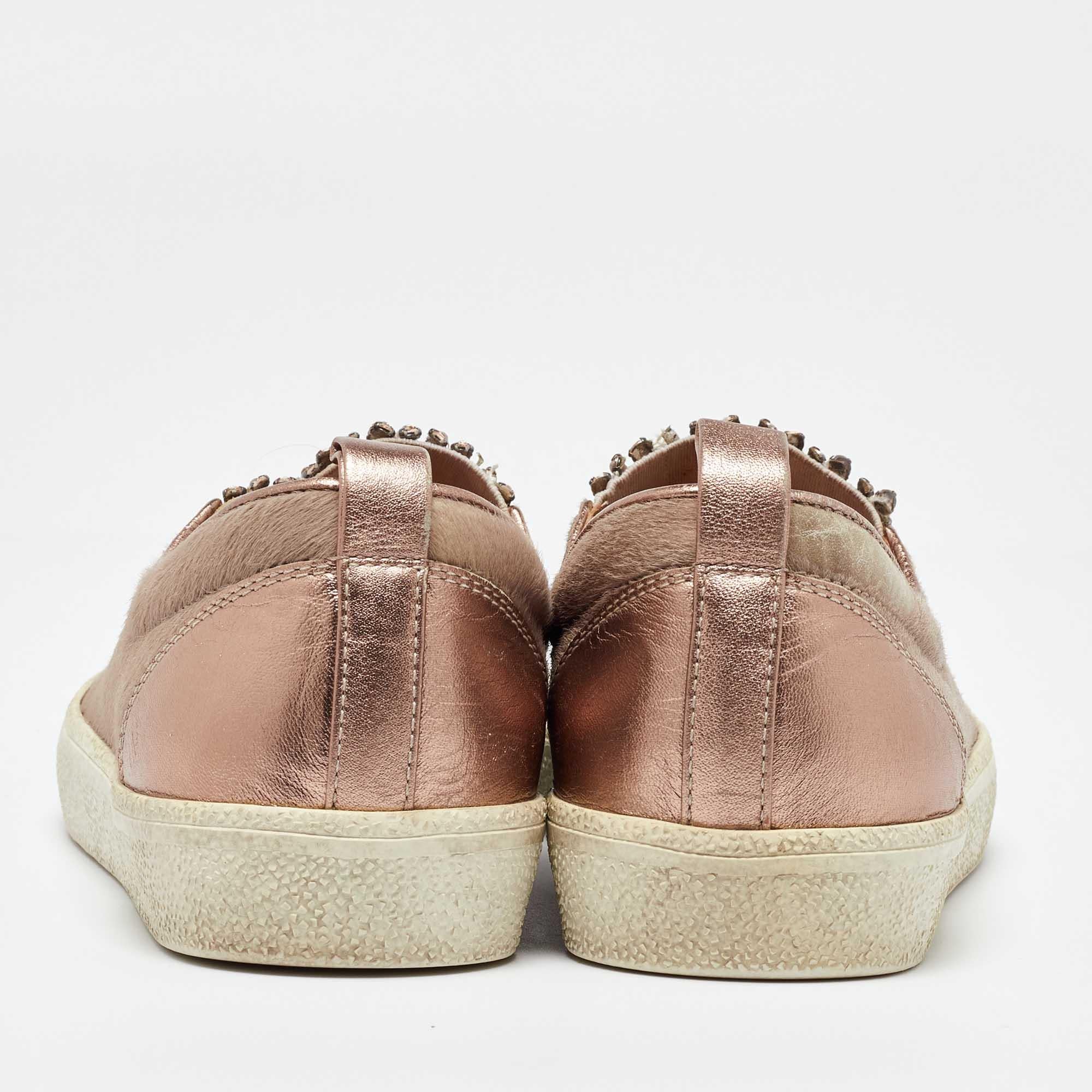 Donna Gina Metallic Calf Hair Leather Crystal Embellished Slip On Sneakers Taglia 37 in vendita