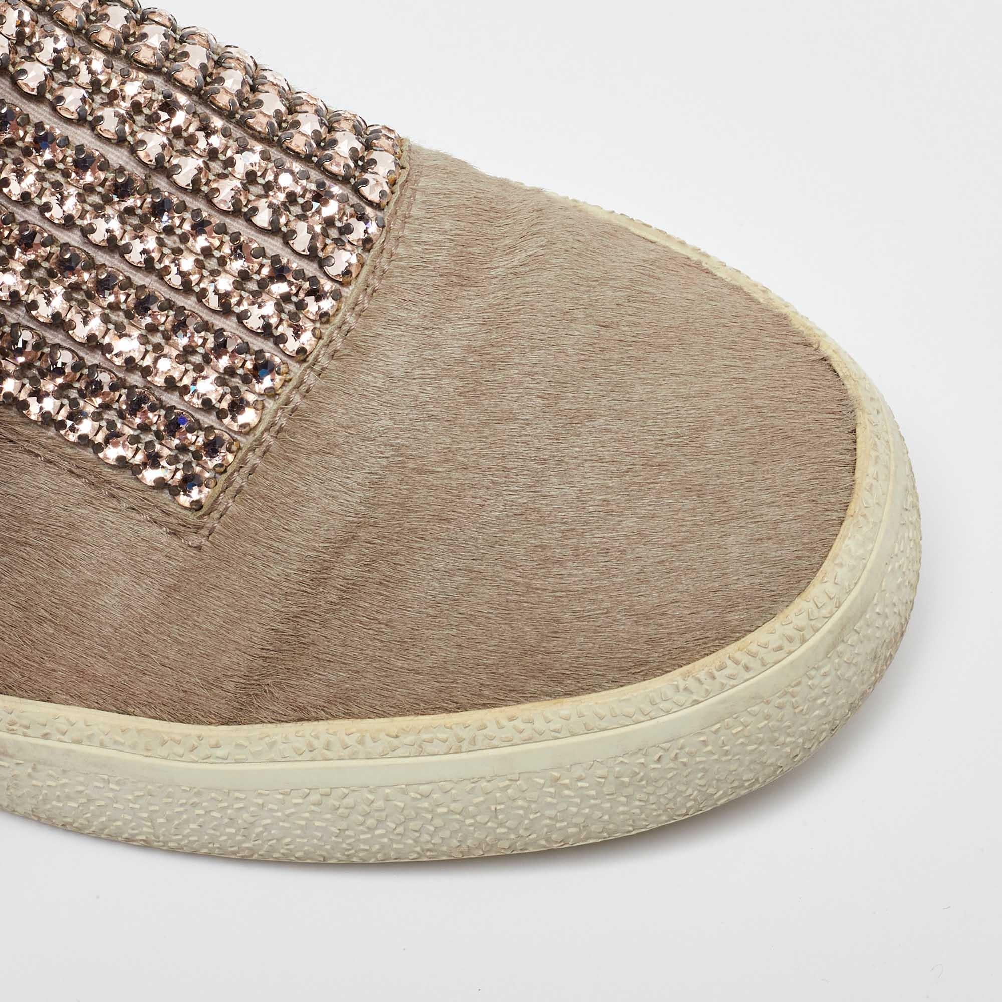 Gina Metallic Calf Hair Leather Crystal Embellished Slip On Sneakers Taglia 37 in vendita 3