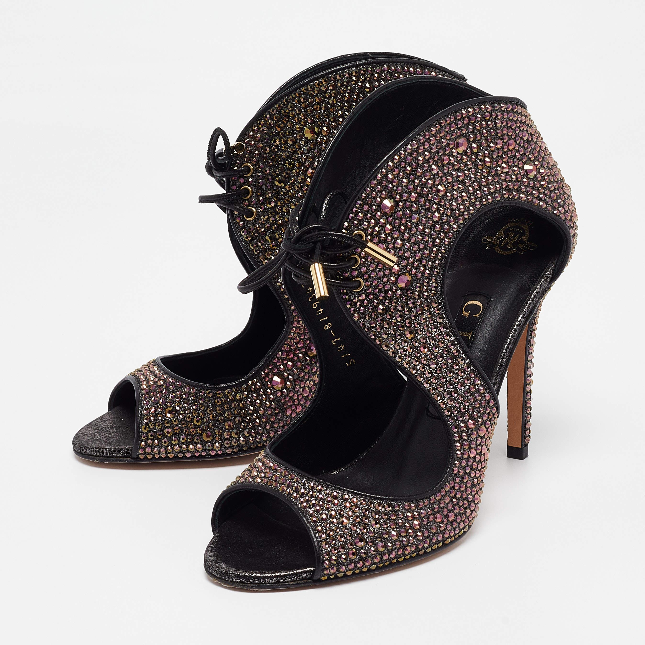 Questi sandali incorniceranno i tuoi piedi in modo elegante. Realizzate con materiali di qualità, presentano un design di classe e solette confortevoli.
