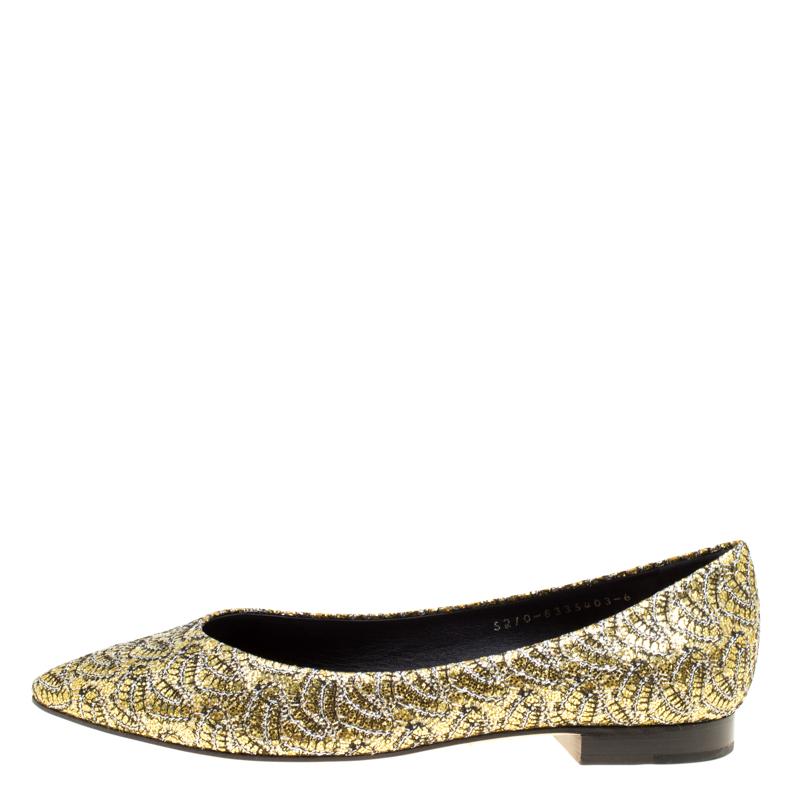 Shine in comfort and style with these flats from Gina! They've been wonderfully covered in metallic gold glitter and designed with pointed toes and leather-lined insoles. You will surely dazzle in this pair.

Includes: Original Box

