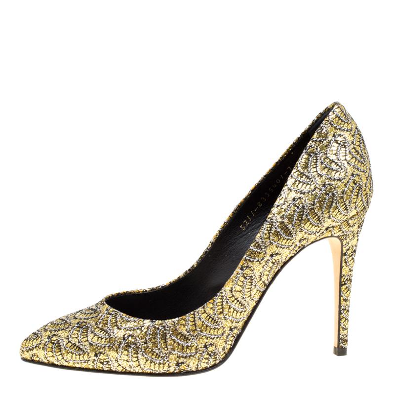 Mesmerizing and stylish, this pair of pumps from Gina is here to win your love. Perfectly covered in patterns achieved using metallic gold glitter, these pumps feature pointed toes, 11 cm heels and leather insoles for maximum support and