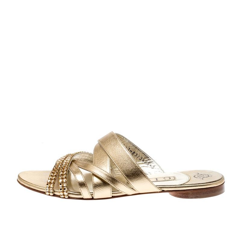 High on style and quite chic, these flat sandals from Gina definitely need to be on your wishlist! The metallic gold sandals are crafted from leather and feature a strappy silhouette. They also flaunt an embellished strap for a luxe touch.