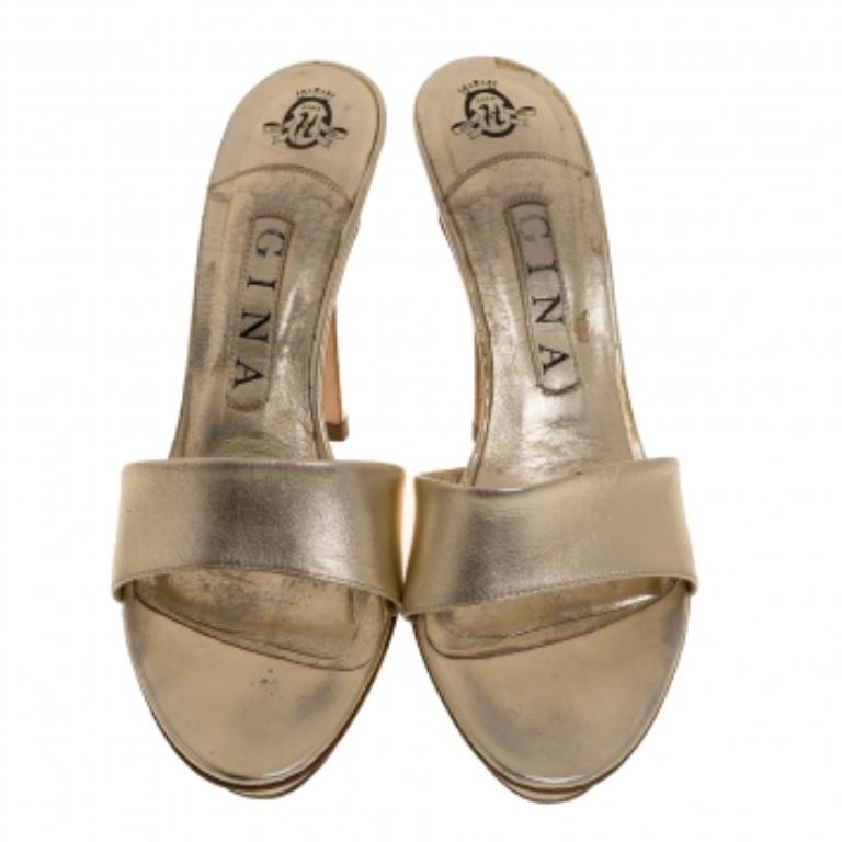 Designed purposely for fashion queens like you, these Gina slides are soul-crushingly gorgeous! From their shape to their metallic gold leather body, these slides will bring you the best experience. They feature a single strap, leather insoles, and