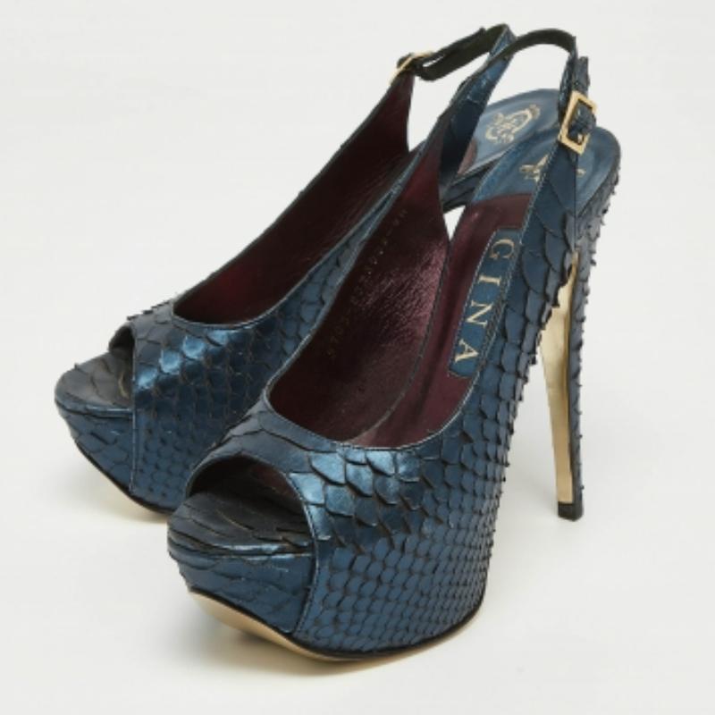 Affichez un style élégant avec cette paire d'escarpins. Ces chaussures élégantes sont fabriquées à partir de matériaux de qualité. Ils sont posés sur des semelles durables et des talons élégants.