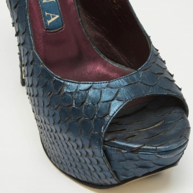Gina Metallic Navy Blue Python Open Toe Platform Slingback Pumps Size 37.5 Pour femmes en vente