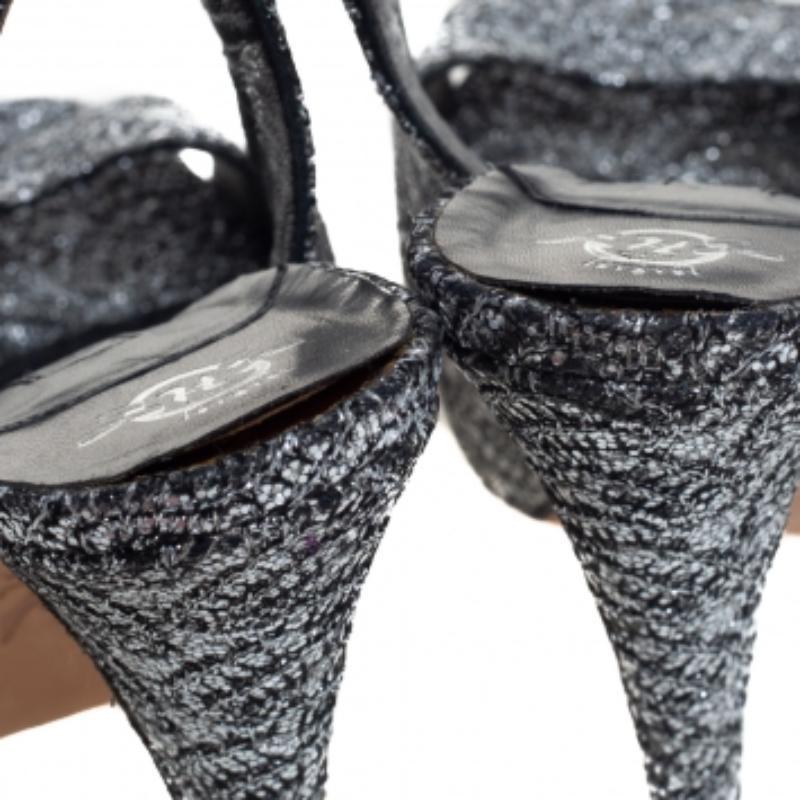 Gina Metallic Silver Glitter Peep Toe Platform Slingback Sandals Size 38.5 In Good Condition For Sale In Dubai, Al Qouz 2