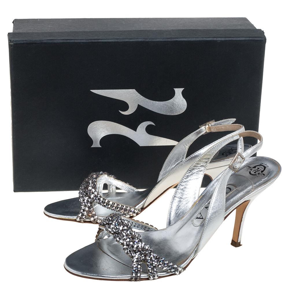 Gina Metallic Silver Leather Crystal Embellished Slingback Sandals Size 39 In Good Condition In Dubai, Al Qouz 2