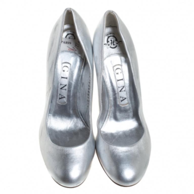 Gina Metallic Silver Leather Round Toe Pumps 37 In condizioni buone in vendita a Dubai, Al Qouz 2