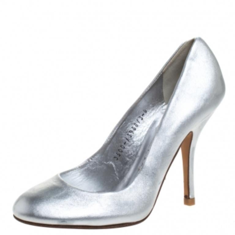 Gina Metallic Silver Leather Round Toe Pumps 37 in vendita 1