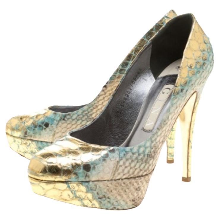Diese aus Pythonleder gefertigten Pumps sind ein Muss für Ihre Sammlung. Aufwendiges Design trifft bei diesem Paar Gina-Pumps auf langfristigen Nutzen. Sie haben 13 cm hohe Absätze und  3 cm hohe Plattformen.