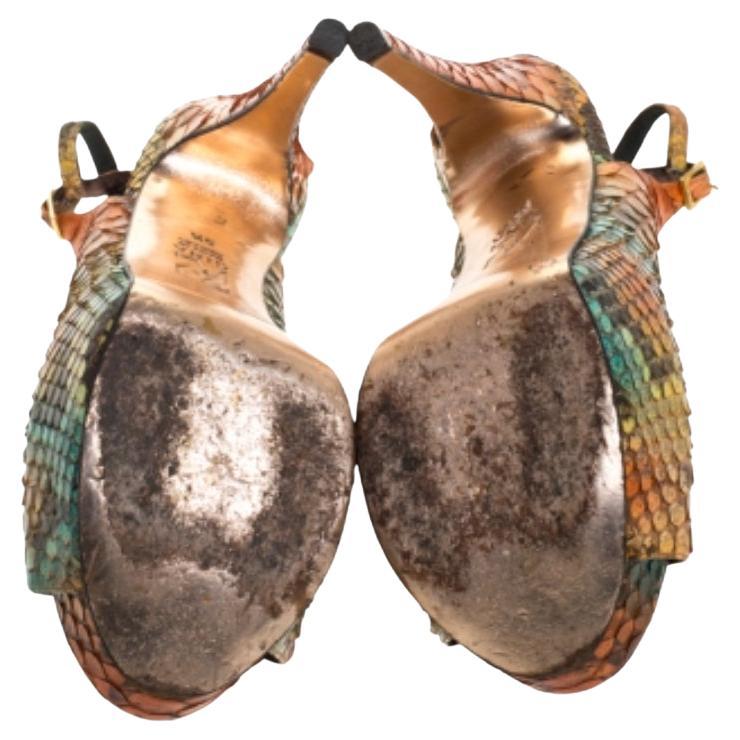 Questi sandali Gina sono realizzati in pelle di pitone multicolore e hanno una punta moderna. Poggiano su una base a plateau e su tacchi a spillo alti 13 CM. Le cinghie slingback regolabili e la fodera in pelle ti garantiscono il massimo comfort.