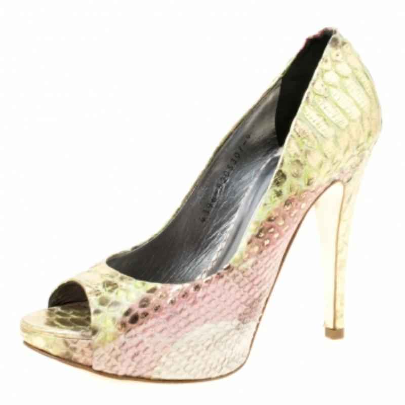 Glamour et scintillants, ces escarpins de Gina sont tout ce qu'il vous faut pour enchanter les foules ! Ces escarpins multicolores sont confectionnés en python et présentent une silhouette peep-toe. Ils sont dotés de semelles intérieures
