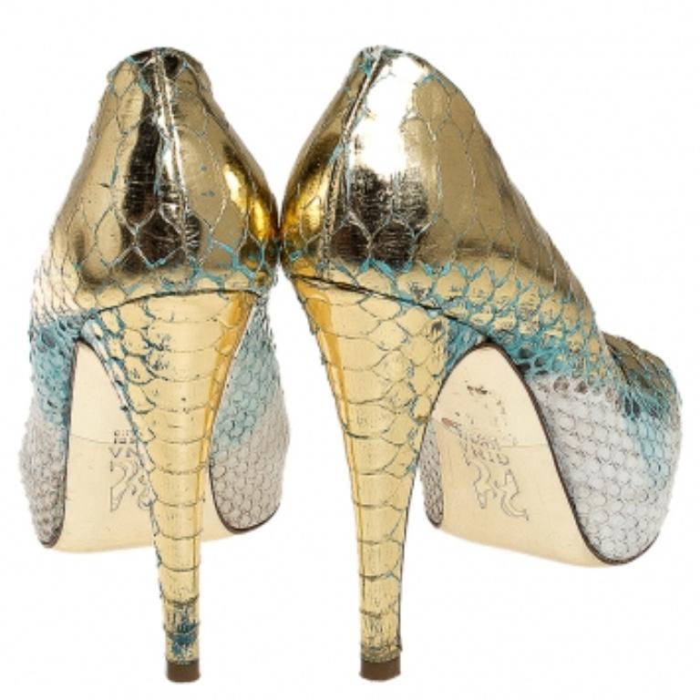 Exquis et élégants, ces escarpins de Gina sont là pour vous faire briller. Ces escarpins multicolores sont confectionnés en cuir de python exotique et présentent une silhouette peep-toe. Ils sont dotés de solides plateformes, de talons de 12 cm et