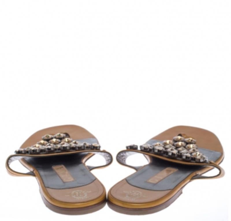Marrone Gina - Sandali piatti con borchie in pelle senape Taglia 41 in vendita