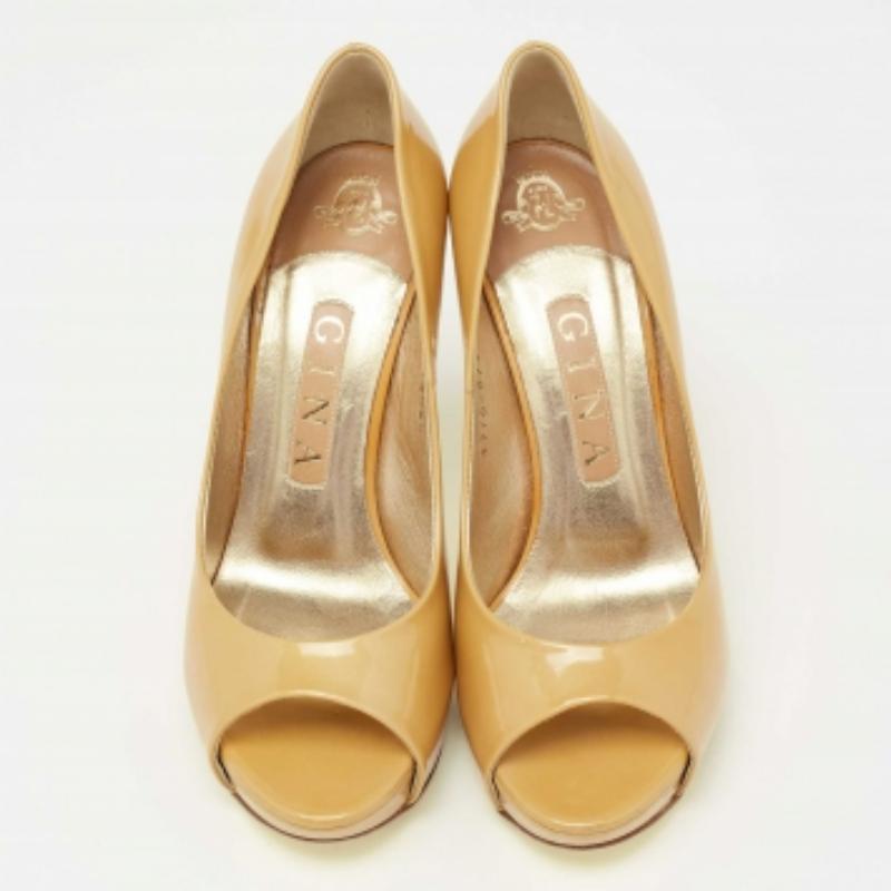 Bombas con punta de charol amarillo mostaza Gina Talla 37.5 en Bueno estado para la venta en Dubai, Al Qouz 2
