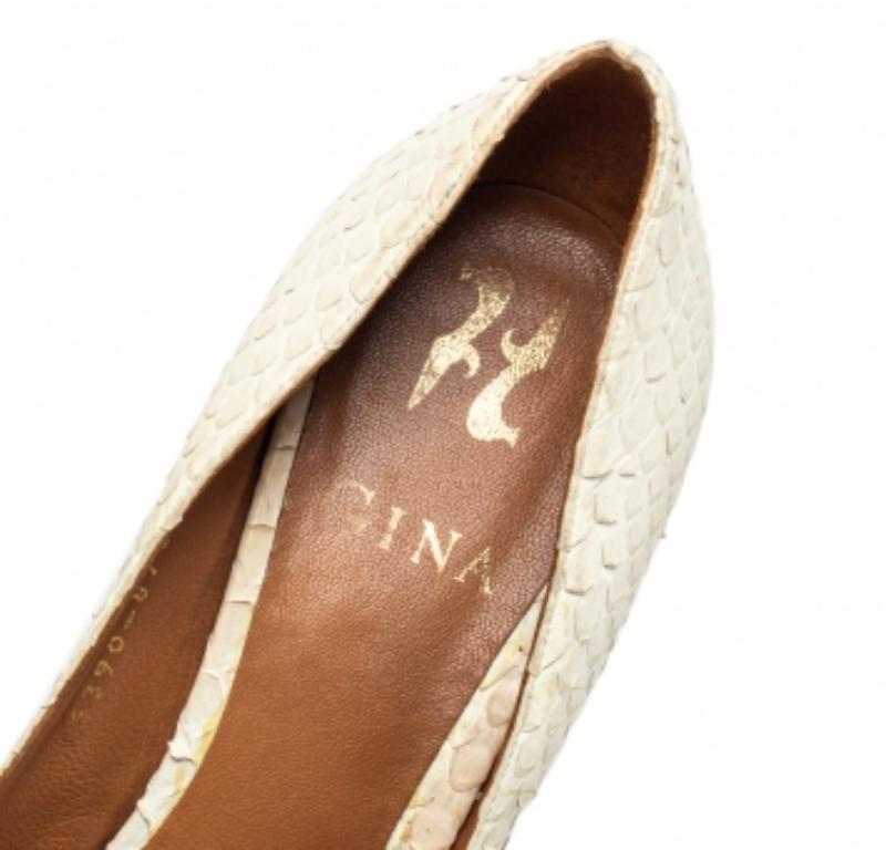 Gina Off White Python Pointed Toe Pumps Size 37.5 In Fair Condition For Sale In Dubai, Al Qouz 2