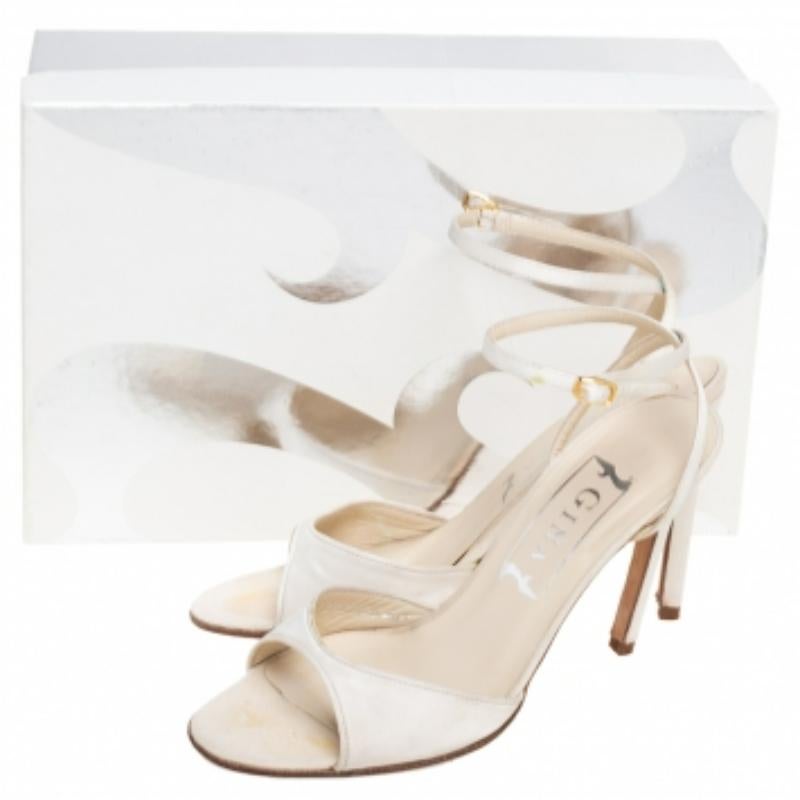 Gina Off-White Satin-Sandalen mit Knöchelriemen Größe 37,5 im Zustand „Relativ gut“ im Angebot in Dubai, Al Qouz 2