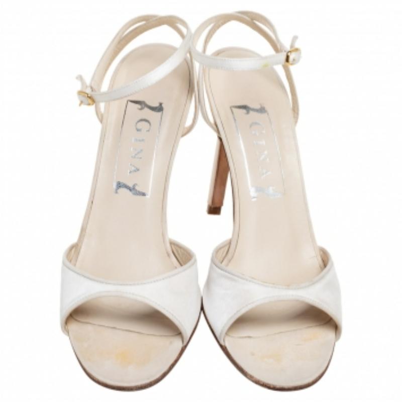 Gina Off-White Satin-Sandalen mit Knöchelriemen Größe 37,5 im Angebot 1