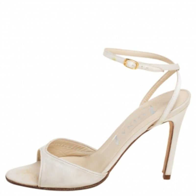 Gina Off-White Satin-Sandalen mit Knöchelriemen Größe 37,5 im Angebot