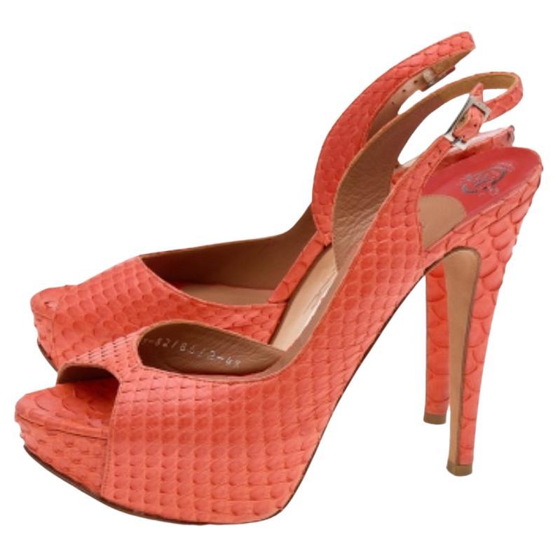 Un tocco femminile e un fascino sofisticato caratterizzano questi splendidi sandali Gina. Realizzati con materiali di qualità, aggiungeranno un fascino opulento al tuo look e si abbineranno a molti look che vorrai creare.