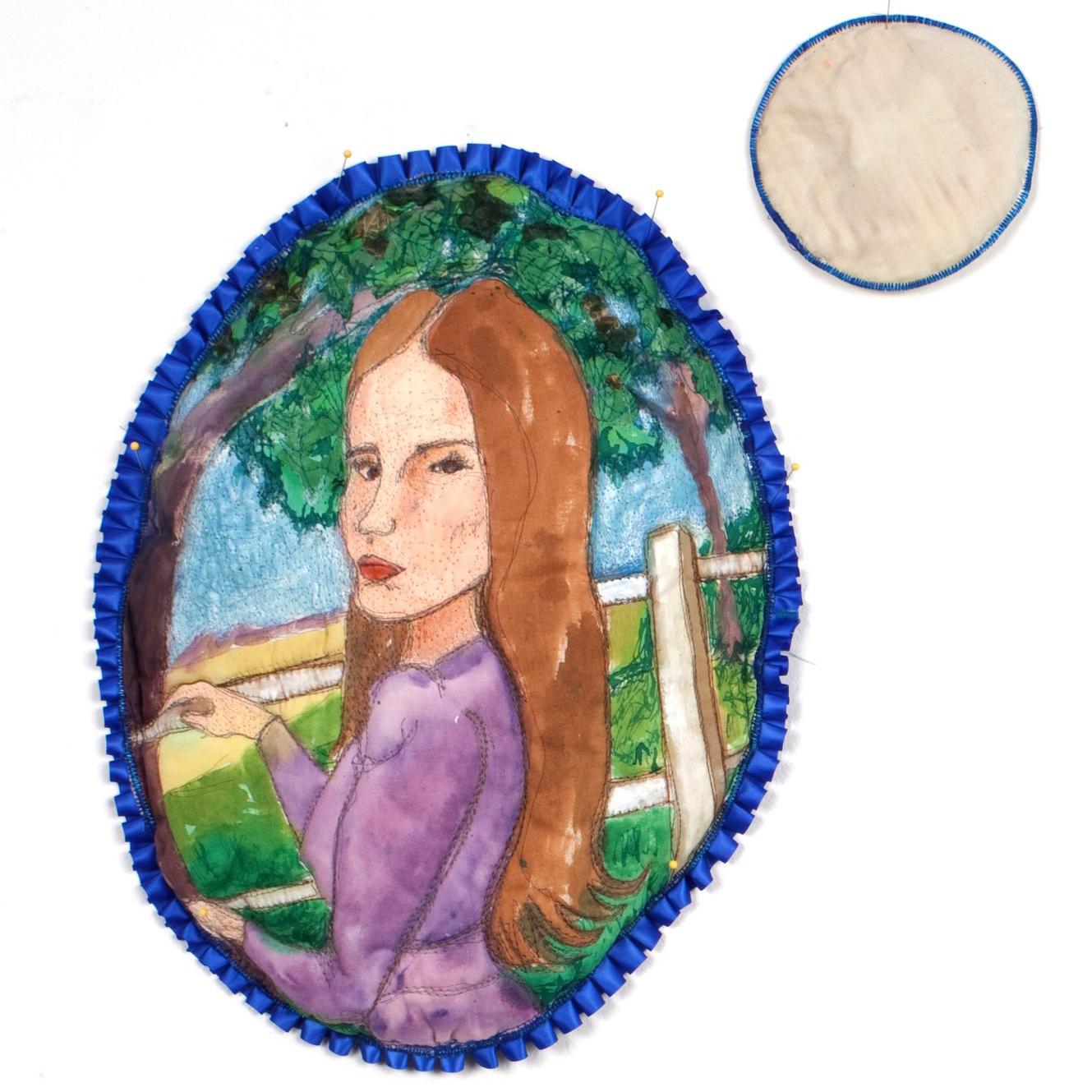 Dent Sentimentale : Jeune fille à ruban bleu du comté de Fayette - Contemporain Mixed Media Art par Gina Phillips