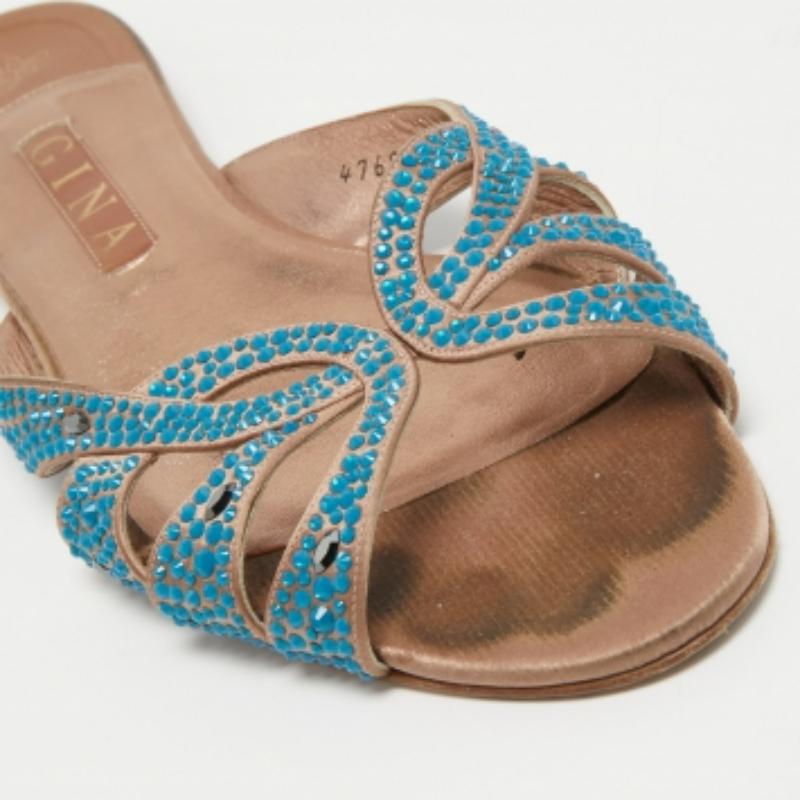 Un mix perfetto di lusso, stile e comfort. Queste ballerine di design sono realizzate con materiali di qualità e incorniciano i tuoi piedi nel modo più elegante. Possono essere abbinati a una miriade di abiti del vostro guardaroba.