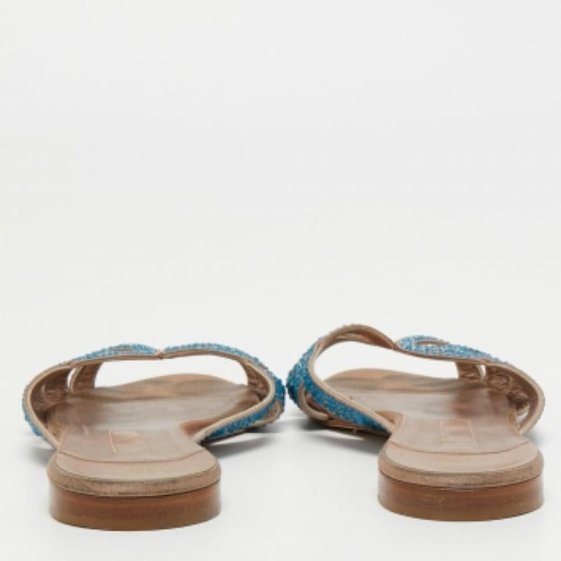Gina, scivoli piatti in raso impreziositi da cristalli rosa/blu, taglia 41 In condizioni buone in vendita a Dubai, Al Qouz 2