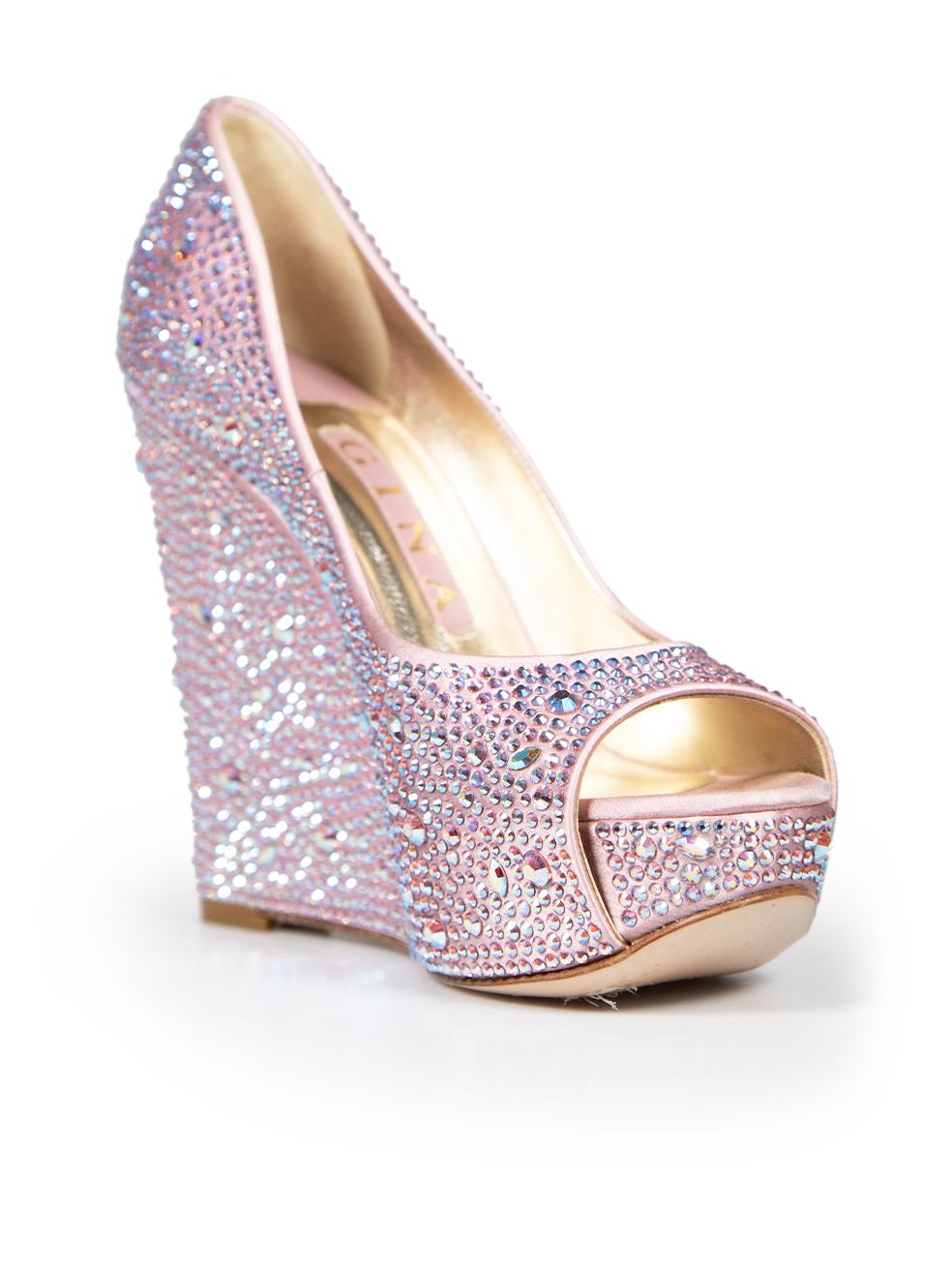 La condizione è molto buona. L'usura dei sandali è minima. Il cristallo è incrinato sul retro della scarpa destra di questo articolo usato di Gina.
 
 
 
 Dettagli
 
 
 Rosa
 
 Tessuto di stoffa
 
 Tacchi a zeppa
 
 Peep toe
 
 Impreziosito da