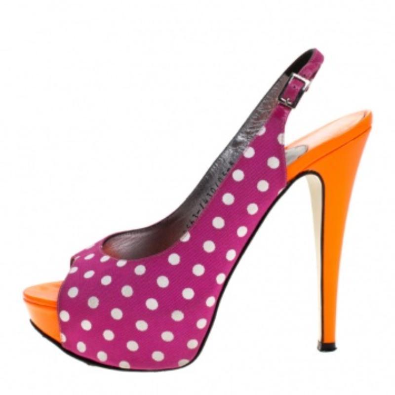 Indossa questi sandali alla moda della casa di Gina e metti in scena la fashionista che è in te. Trasformati nella diva dello stile che sei indossando questi sandali viola e arancioni ai piedi. Sono realizzate in tessuto a pois e pelle verniciata.