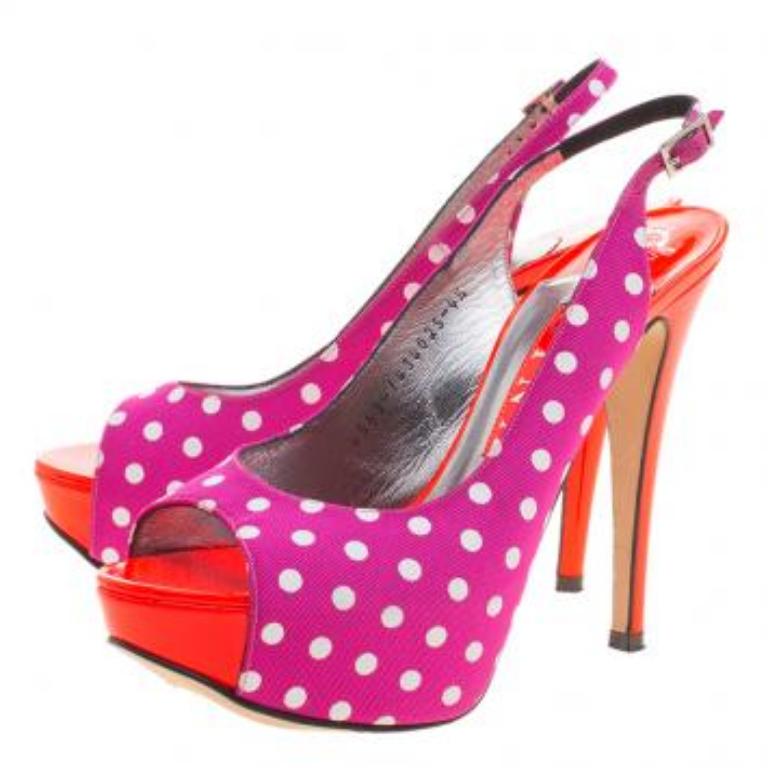 Conçues pour les fêtes et les événements de l'été, ces sandales Gina sont faites pour les filles qui aiment la mode et le flirt. Fabrice en tissu à pois violet, ces sandales peep toe sont rehaussées d'une semelle en cuir orange pour une touche de
