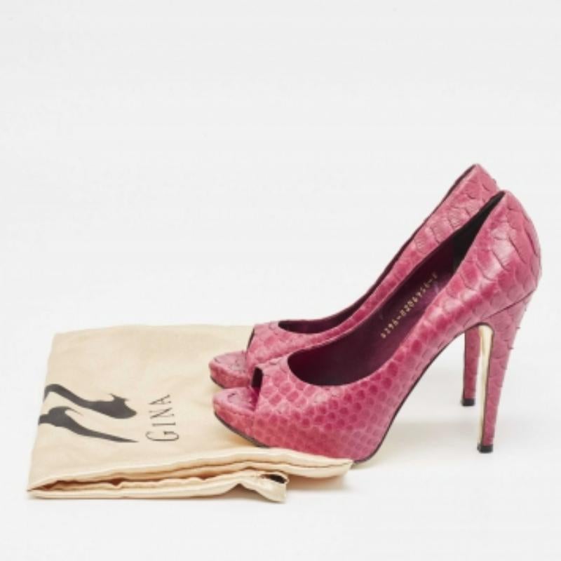 Setzen Sie mit diesen Designer-Pumps ein schickes Stil-Statement. Sie zeichnen sich durch einen robusten Absatz und eine strapazierfähige Sohle aus, perfekt für Ihre modischen Ausflüge!